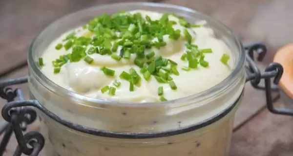 Queso crema con ciboulette, un dip casero ideal para acompa�ar tus picadas.