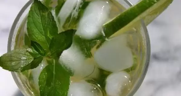 Mojito cl�sico con menta, lima y ron blanco. Refrescante y f�cil para hacer en casa.