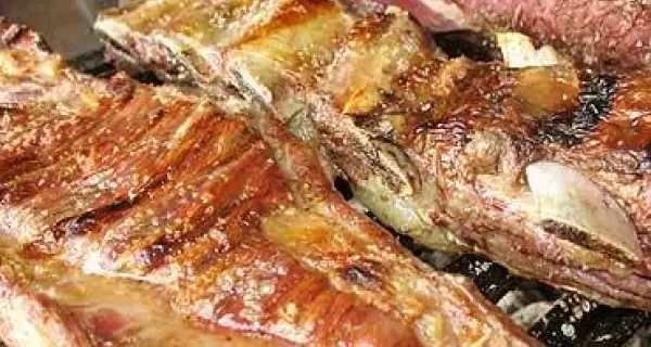 Tiiras de asado sobre la parrilla