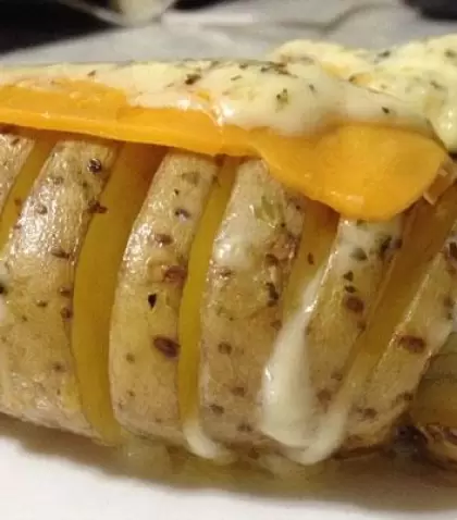 Papa gratinada con crema y queso al horno, crocante por fuera y tierna por dentro.