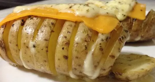 Papa gratinada con crema y queso al horno, crocante por fuera y tierna por dentro.