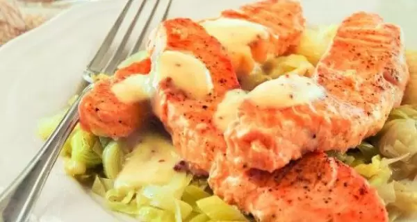 Salmon-con-puerro-y-salsa-b