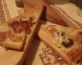 Pizza calabresa casera, con masa dorada y el inconfundible sabor picante del sur de Italia.