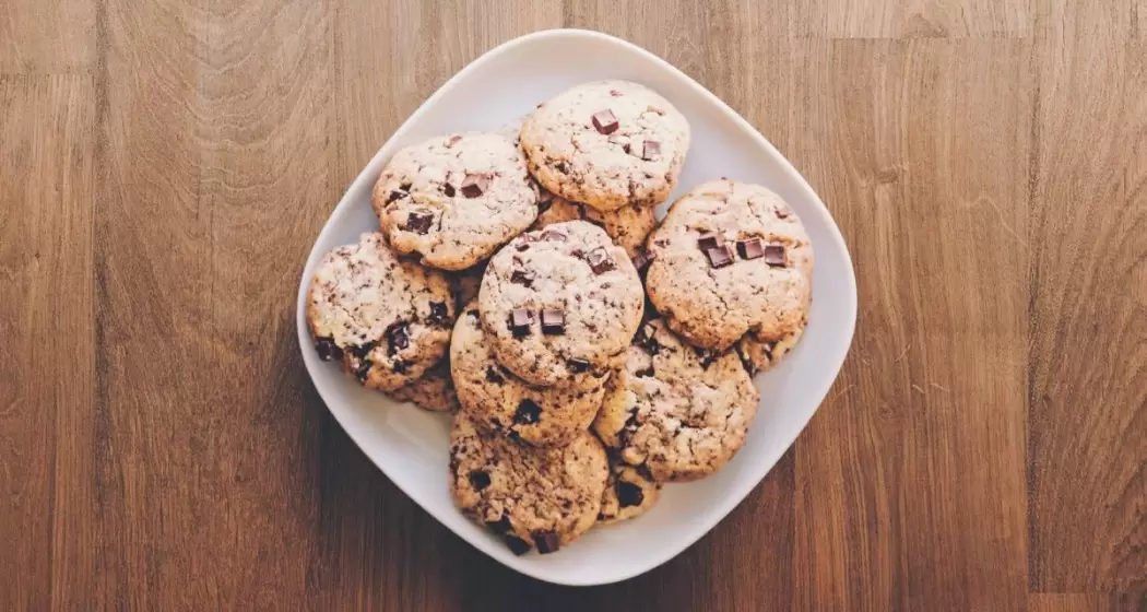 cropped-baked-goods-chocolate-chocolate-chip-cookies-890577