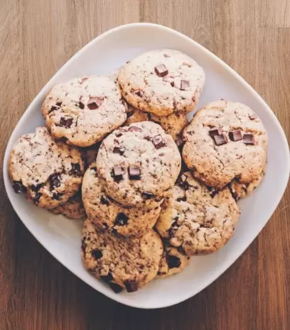 cropped-baked-goods-chocolate-chocolate-chip-cookies-890577