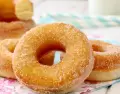 Donas caseras, bien esponjosas y decoradas con glas�. Una receta rendidora que se puede freezar.