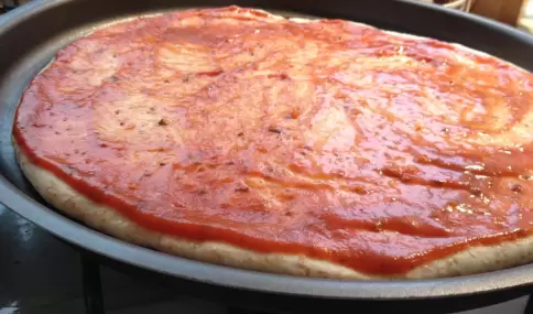 Pizza casera r�pida con masa simple y queso derretido, ideal para una cena sin complicaciones.