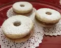 Alfajores caseros de almendras rellenos de dulce de leche.