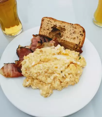 Bacon-con-huevos-revueltos-scaled