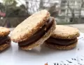 Alfajores caseros de almendras con dulce de leche, listos para disfrutar.