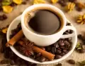 Caf� au lait servido con un croissant, ideal para un desayuno franc�s cl�sico.