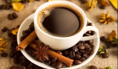 Caf� au lait servido con un croissant, ideal para un desayuno franc�s cl�sico.
