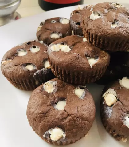 Muffins-de-chocolate-y-chispas-scaled