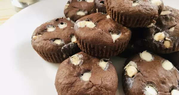 Muffins-de-chocolate-y-chispas-scaled