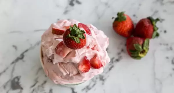 Helado-de-frutilla-scaled