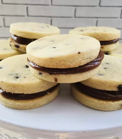 Alfajores-con-chispas-de-chocolate-scaled