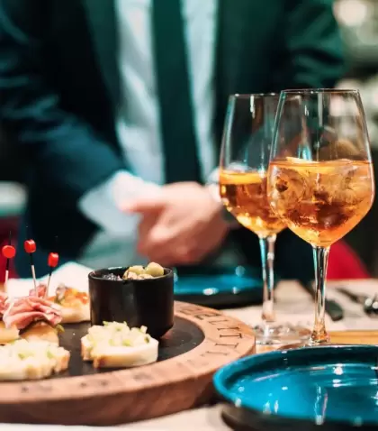 nom-canape-bruschetta-man-standing-hand-suit-taking-picking-up-eating-wooden-tray-luxury-different_t20_8OKo2a