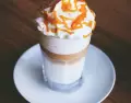 Frappuccino de caramelo casero, cremoso y refrescante