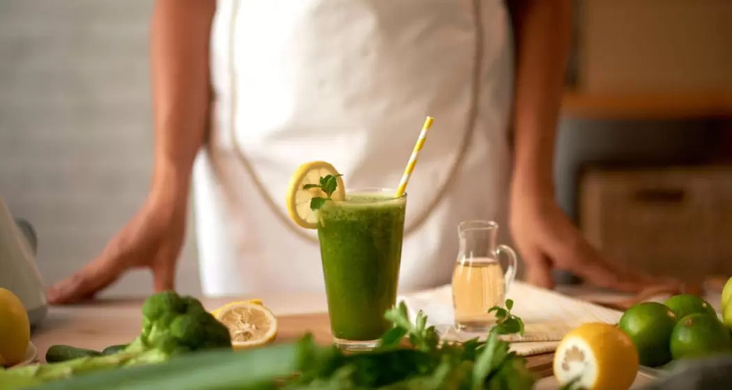 Jugoterapia-Bebidas-Curativas-Frutas-Verduras-Plantas-Medicinales-scaled