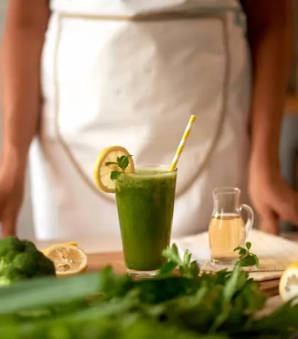 Jugoterapia-Bebidas-Curativas-Frutas-Verduras-Plantas-Medicinales-scaled