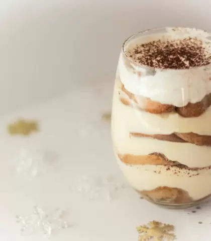Delicioso postre en capas con vainillas, crema y cacao en polvo.