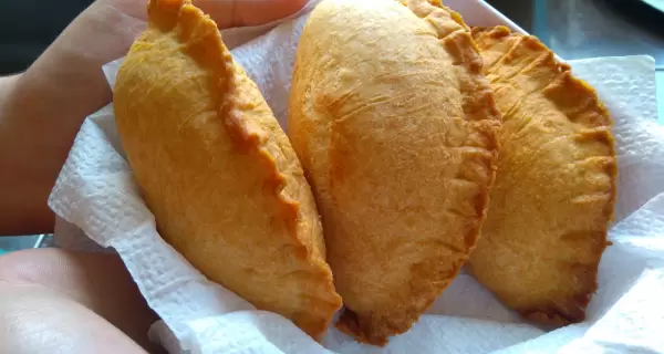 Empanadas de carne cortadas a cuchillo