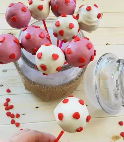 Cakepops decorados con chocolate y granas, ideales para San Valent�n o regalar en cualquier ocasi�n.