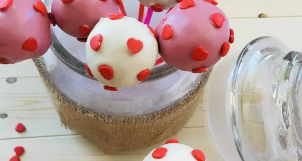 Cakepops decorados con chocolate y granas, ideales para San Valent�n o regalar en cualquier ocasi�n.