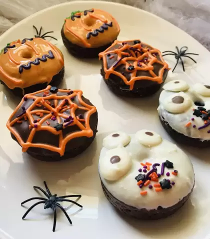 Donas decoradas con calabazas, telara�as y fantasmas para Halloween.