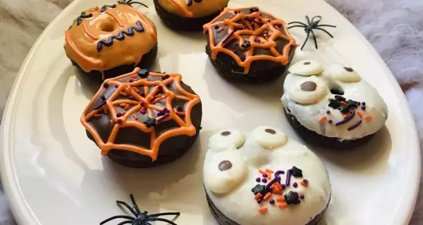 Donas decoradas con calabazas, telara�as y fantasmas para Halloween.