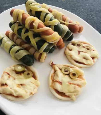 Pizzetas fantasmas y salchichas dedos, perfectos snacks para Halloween.