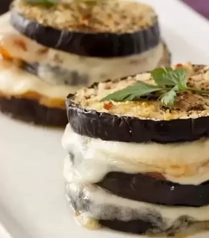 Milhojas de berenjena con queso mozzarella y tomate, un plato ligero y delicioso.