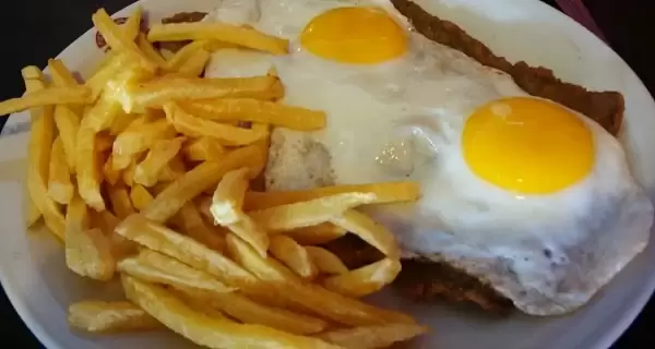 Milanesas a caballo con salsa, queso, jam�n y huevo, un plato cl�sico argentino.