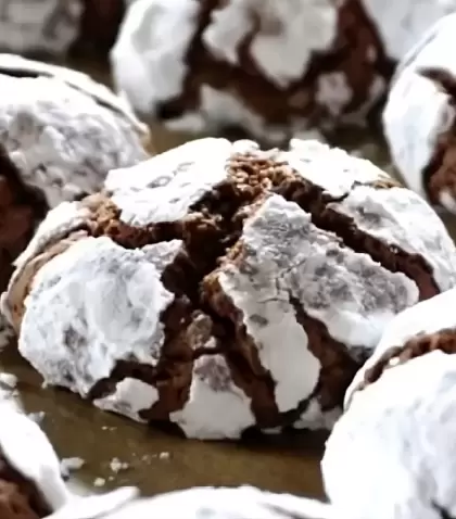 Galletitas craqueladas de chocolate, suaves y deliciosas, ideales para desayuno o merienda.