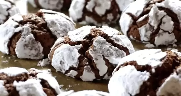 Galletitas craqueladas de chocolate, suaves y deliciosas, ideales para desayuno o merienda.