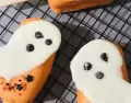 Paletas heladas de bizcochuelo decoradas con fantasmas, perfectas para Halloween.