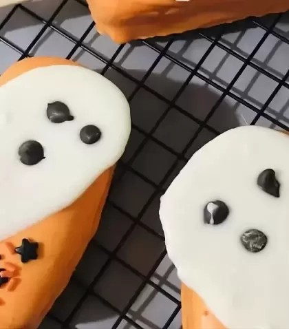 Paletas heladas de bizcochuelo decoradas con fantasmas, perfectas para Halloween.