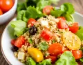 Ensalada de quinoa acompa�ada de vegetales frescos como pepino, pimientos y tomates cherry, con un toque de perejil y aderezos