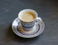 Caf� cubano servido en tazas peque�as, con un sabor fuerte e intenso.