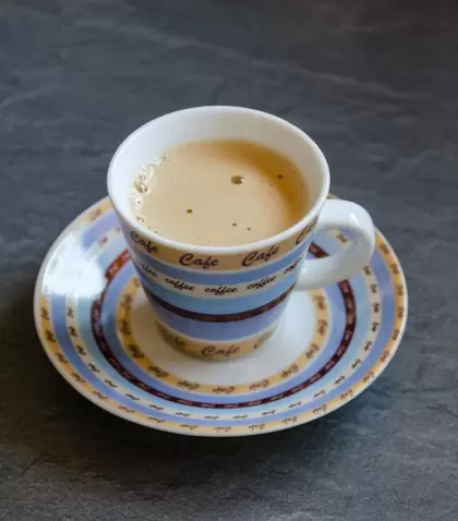 Caf� cubano servido en tazas peque�as, con un sabor fuerte e intenso.