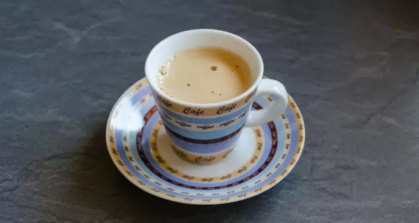 Caf� cubano servido en tazas peque�as, con un sabor fuerte e intenso.