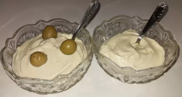 Mayonesa keto de huevo y aceitunas, saludable y deliciosa