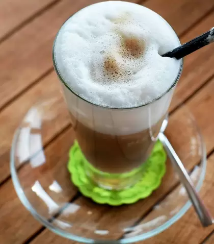 Latte Macchiato casero, cremoso y delicioso, ideal para cualquier momento del d�a.