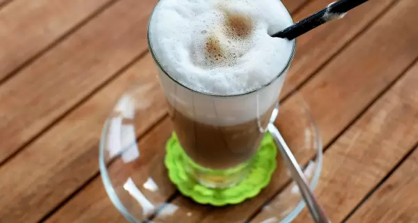 Latte Macchiato casero, cremoso y delicioso, ideal para cualquier momento del d�a.