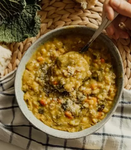 Guiso de arroz casero, reconfortante y lleno de sabor.