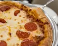 Pizza calabresa casera, una receta italiana con sabor argentino.