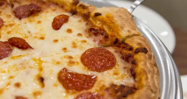 Pizza calabresa casera, una receta italiana con sabor argentino.