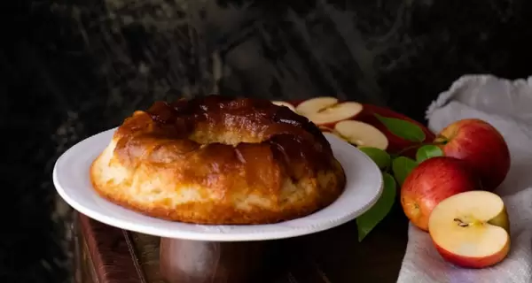 Bizcochuelo de manzana y crema, esponjoso y delicioso, ideal para la merienda