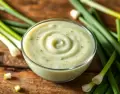 Salsa de verdeo con crema, perfecta para carnes, pastas y papas.