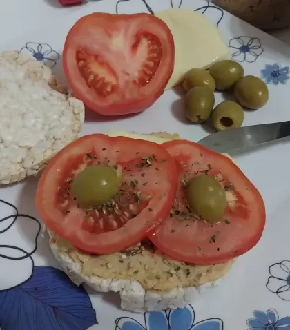 Galletas con Hummus, Queso y Tomate - Sin Gluten y sin TACC